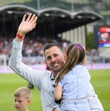 Accompagné de ses deux enfants, Kevin Fickentscher salue le Stade de Tourbillon le 20 mai dernier.